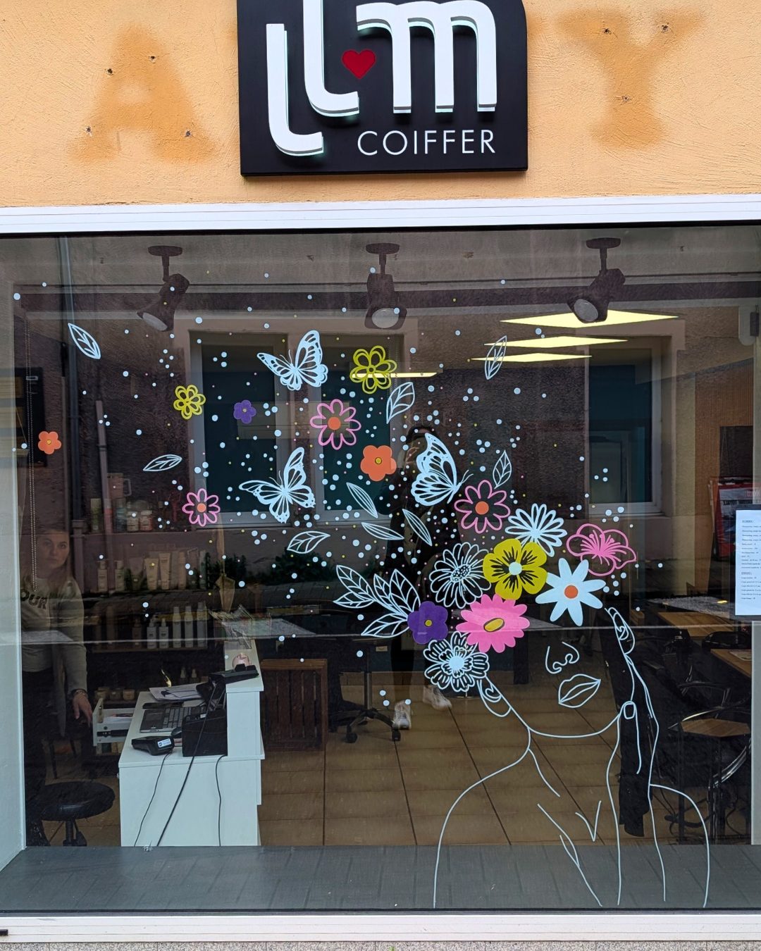 Marine Chalayer_peinture sur vitrine_rhone _ alpes
