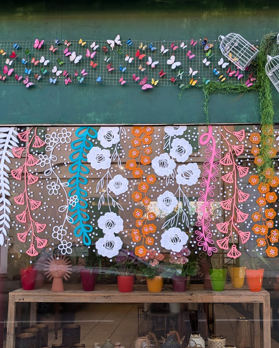 Marine Chalayer_peinture sur vitrine_beaujolais
