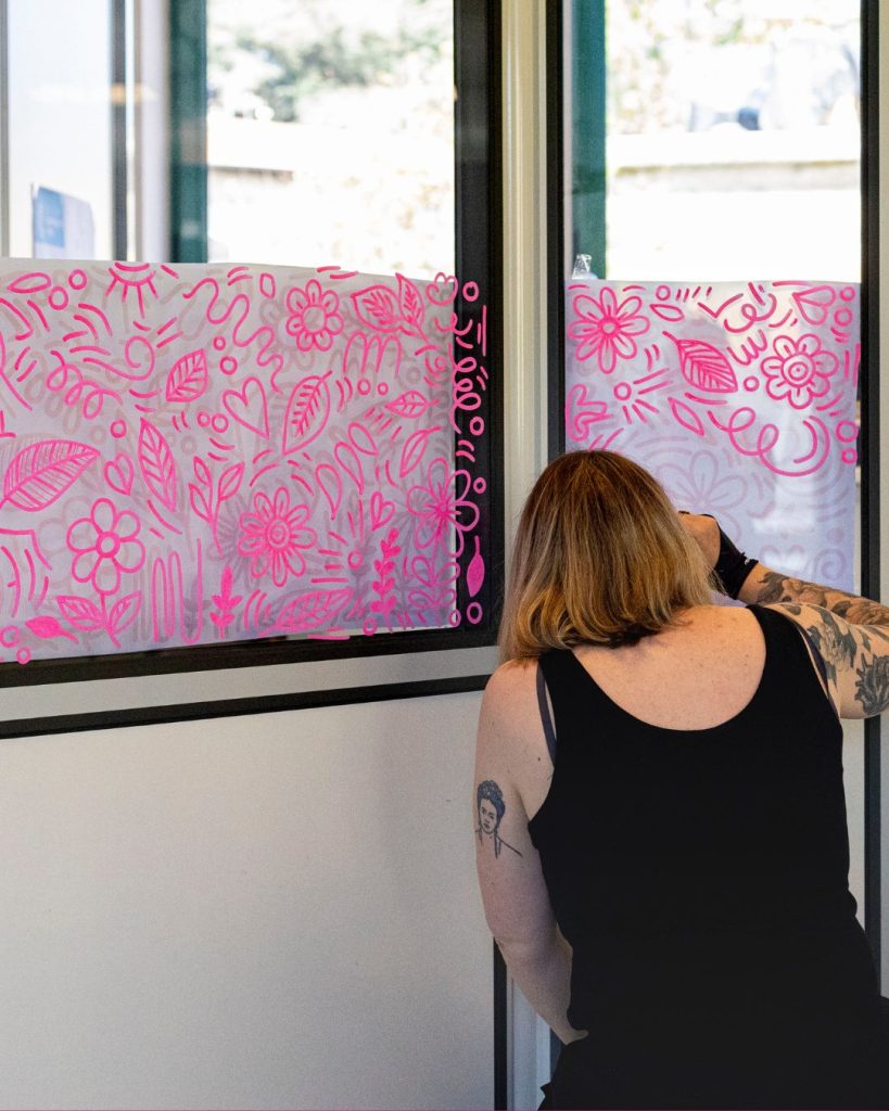 Marine Chalayer_peinture sur vitrine_Tarare_rhone _ alpes
