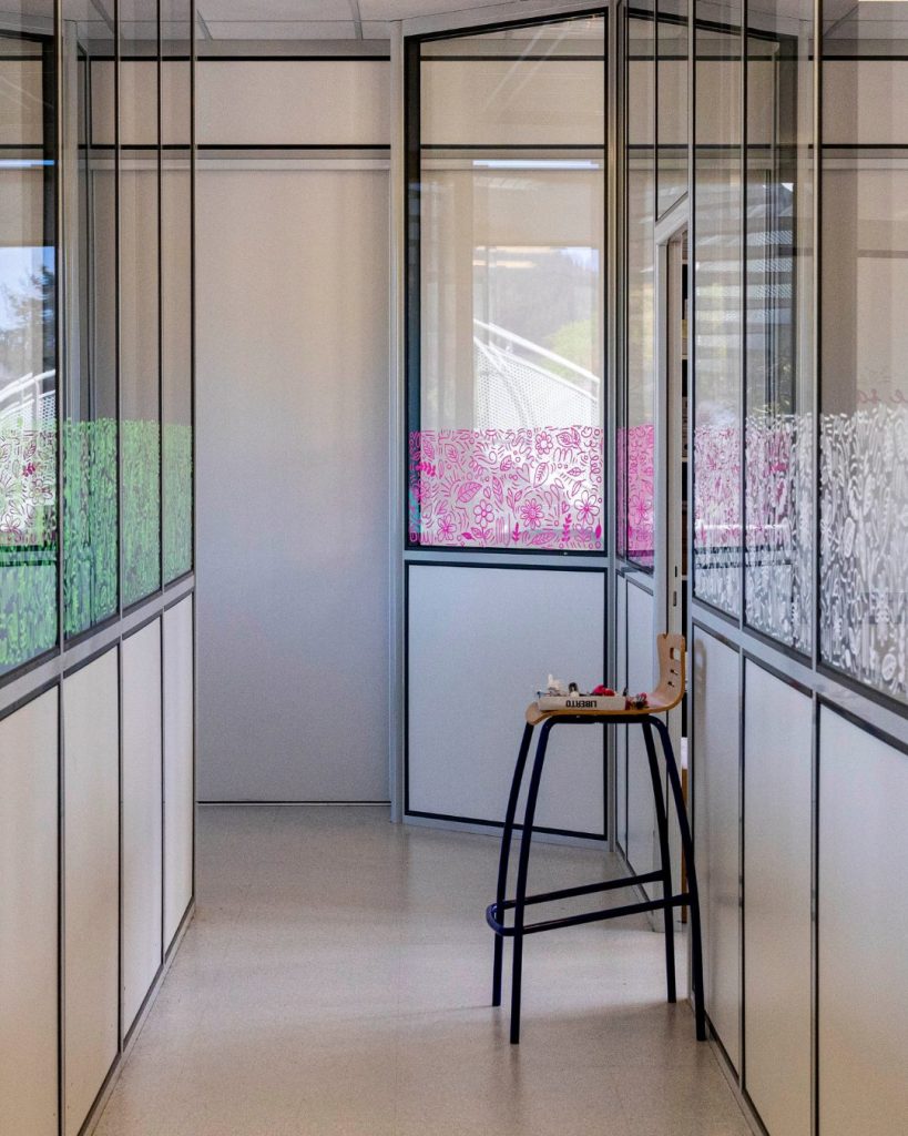 Marine Chalayer_peinture sur vitrine_Tarare_rhone _ alpes