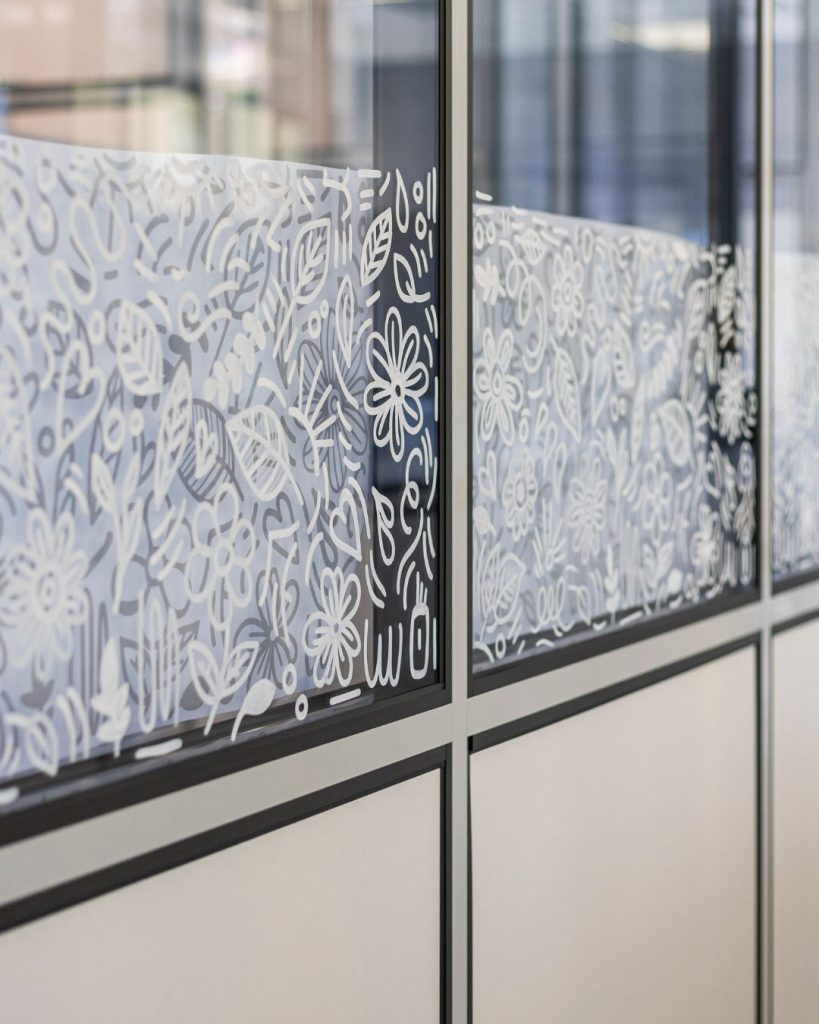 Marine Chalayer_peinture sur vitrine_Tarare_rhone _ alpes