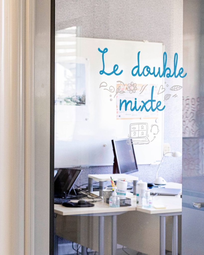 Marine Chalayer_peinture sur vitrine_Tarare_rhone _ alpes