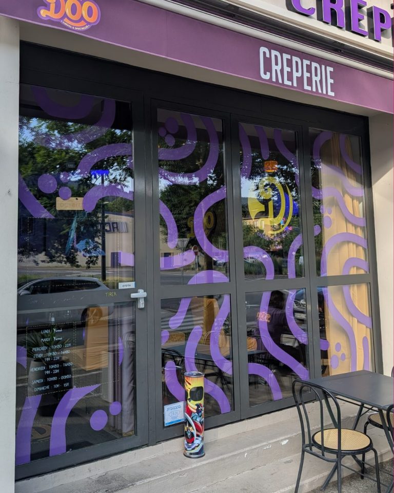 Marine Chalayer_peinture sur vitrine_Tarare_rhone _ alpes