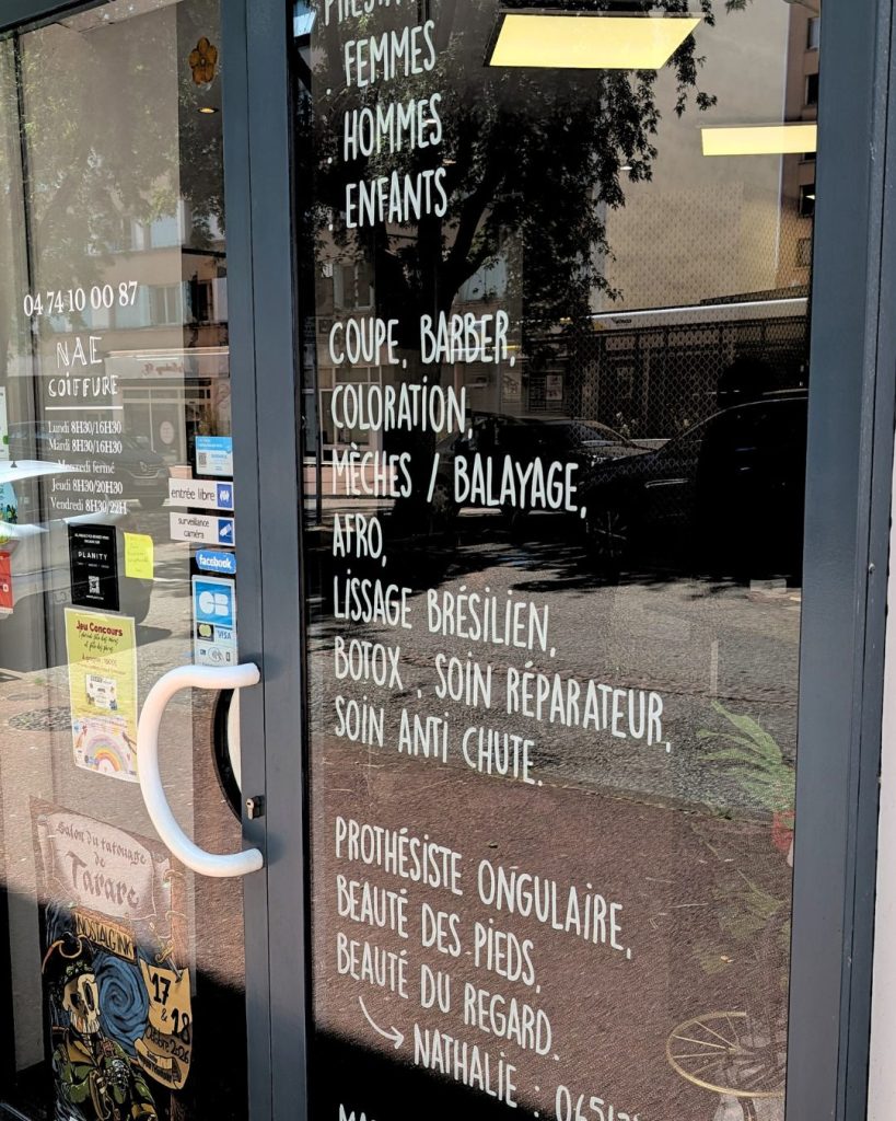 Marine Chalayer_peinture sur vitrine_Tarare_rhone _ alpes
