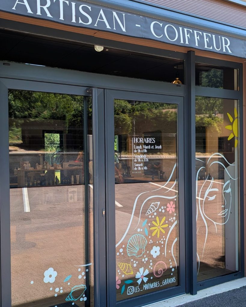 Marine Chalayer_peinture sur vitrine_vallee_d_azergues_rhone _ alpes