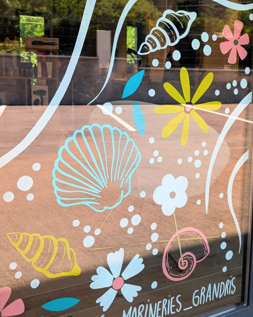 Marine Chalayer_peinture sur vitrine_vallee_d_azergues_rhone _ alpes