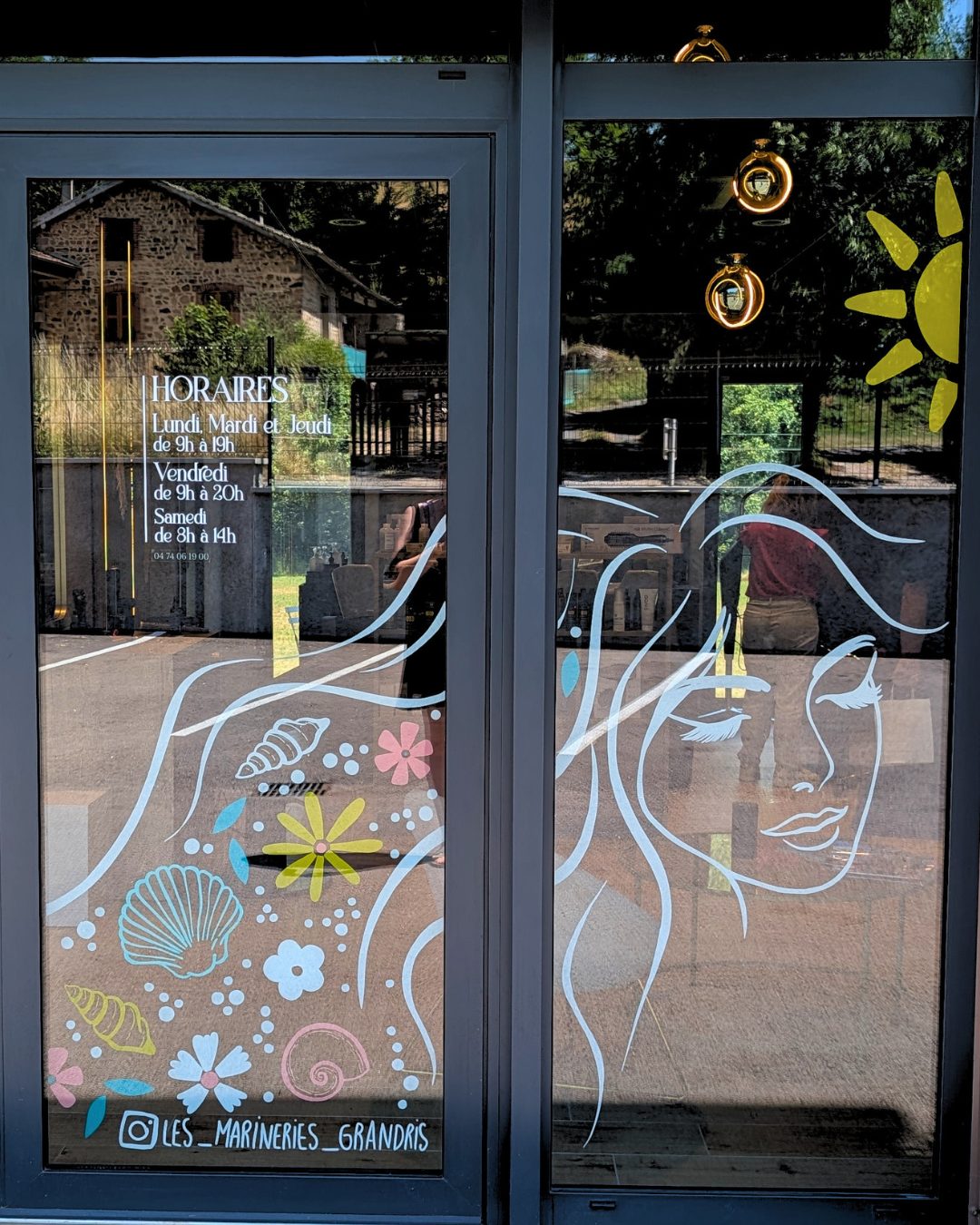 Marine Chalayer_peinture sur vitrine_vallee_d_azergues_rhone _ alpes