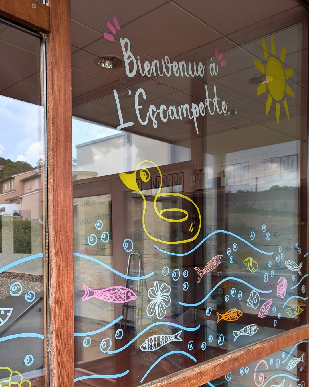 Marine Chalayer_peinture sur vitrine_vallee-d-azergues