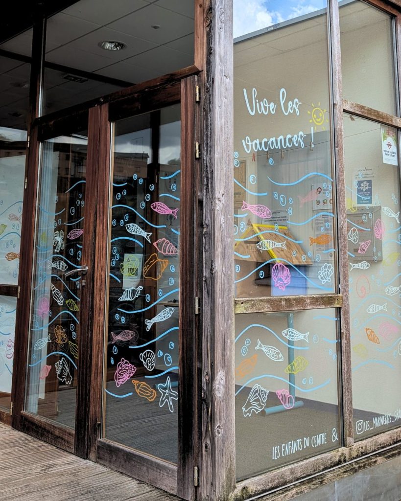 Marine Chalayer_peinture sur vitrine_vallee-d-azergues