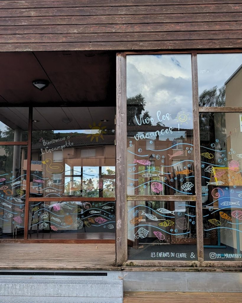 Marine Chalayer_peinture sur vitrine_vallee-d-azergues