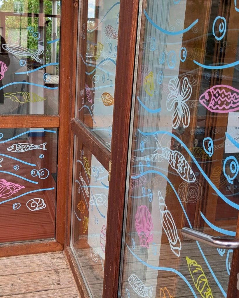 Marine Chalayer_peinture sur vitrine_vallee-d-azergues