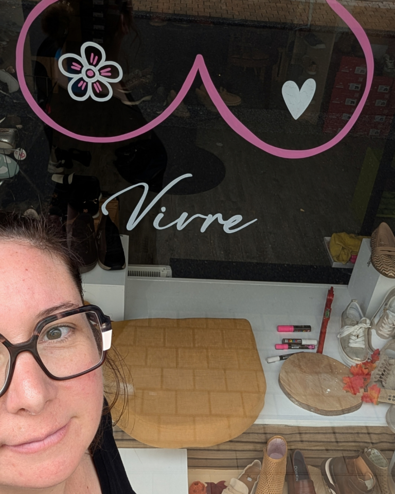 MarineChalayer_peinturesurvitrine_octobre_rose_Beaujeu_rhone_alpes